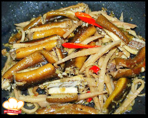 Tiến hành nấu lươn om củ chuối: