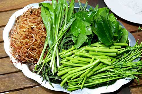 Lẩu gà lá giang ăn với rau gì?